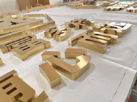 陇川拉丝不锈钢字的特点。