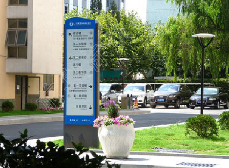 陇川传统的学校标识系统有什么问题？